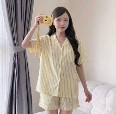 Quý cô mặc đồ ngủ kẻ sọc pijama cộc tay màu vàng nhạt